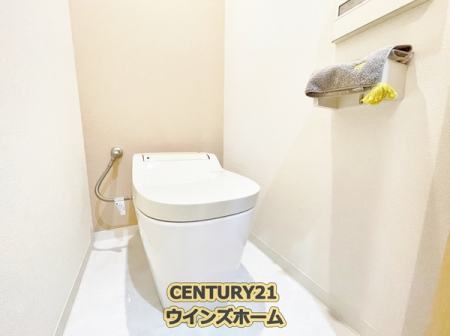 トイレ　全自動おそうじ機能を搭載した「アラウーノ」を採用しました！
使いやすさとさまざまな性能が備わり毎日快適にお使いいただけます！