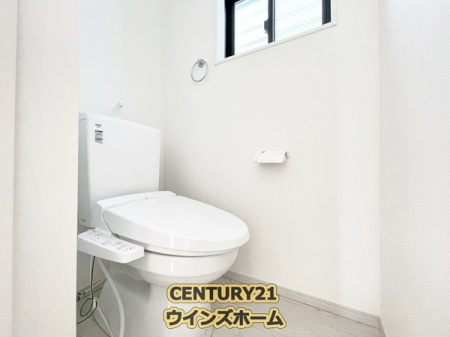 トイレ　トイレは1・2階共に設置され、ウォッシュレットが内蔵されているので使用後はスッキリ爽快！小窓が付いているので換気もしやすい！