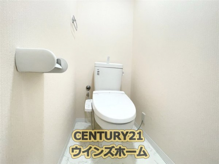 トイレ　トイレは温水洗浄機能搭載なので、清潔に気持ち良くお使いいただけます。