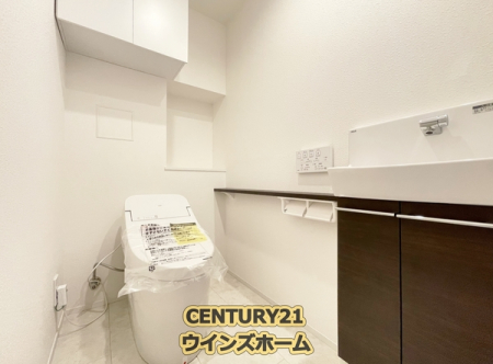 トイレ　トイレは、空間全体が広く見えるスタイリッシュなタンクレストイレが採用されています！温水洗浄機能が搭載されているので清潔に気持ちよくお使いいただけます！