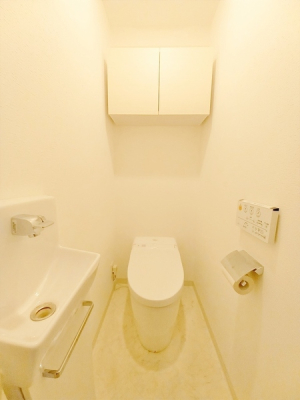 トイレ　トイレはシャワー水栓が内蔵されているので使用後はスッキリ爽快！温水で汚れが流せるため紙の使用頻度も減らせられて肌の摩擦も減らし衛生的です！