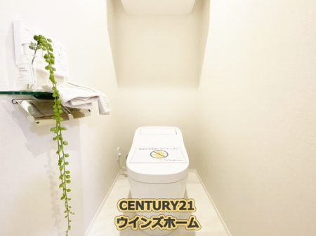 トイレ　トイレは、タンクレストイレが採用されているため、空間全体が広く見えるスタイリッシュな空間！温水洗浄機能が搭載されているので清潔に気持ちよくお使いいただけます！