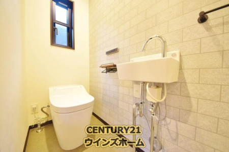 トイレ 1階・2階のトイレは、タンクレスタイプを採用しており、ふたオート開閉・オート洗浄・温水シャワーが内蔵されたスタイリッシュ仕様です！