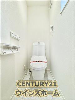 トイレ トイレは１・２階に設置され、シャワートイレが内蔵されているので使用後はスッキリ爽快！小窓が付いているので換気もしやすいです。