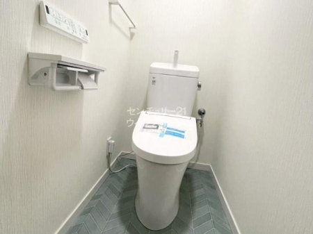 トイレ トイレは新規交換済みで気持ち良くお使いいただけます！温水洗浄機能搭載なのでボタン一つで心地良い温水での素早い洗浄が可能です！暖房便座で寒い日もあたたか。