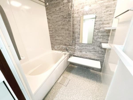 リビング バスルームは身体を洗うためだけの場所ではなく、一日の疲れを癒すくつろぎの場所にもなります。新規交換済の浴室乾燥機付きのユニットバスで、快適な癒しのバスタイムのご提供です！