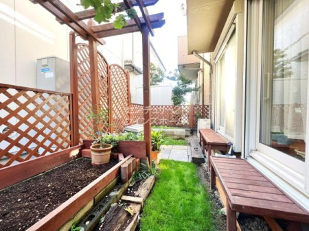 庭 お庭スペースもあるのでガーデニングやプチ家庭菜園が楽しめますよ！お庭があることでお家の周囲に余裕が生まれ、隣地との間も空くので風通しも確保できます！