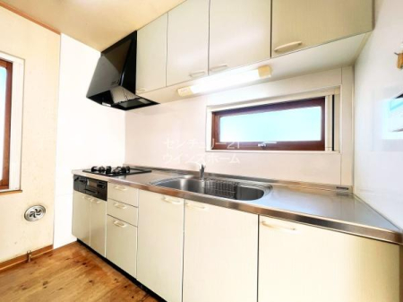 キッチン キッチンはお料理に集中できる壁付けタイプを採用しました。滑らかな形状のワイドシンクにたっぷりの収納スペースなど、使い勝手の良いナチュラルカラーのシステムキッチンです！