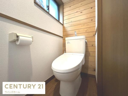 トイレ トイレは1・2階に設置され、ウォッシュレットが内蔵されているので使用後はスッキリ爽快！小窓が付いているので換気もしやすい！