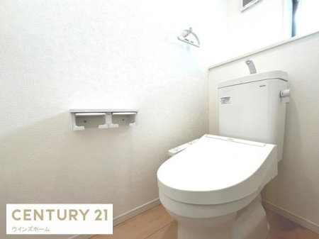 トイレ （写真1号棟）トイレは１・２階に設置され、シャワートイレが内蔵されているので使用後はスッキリ爽快！小窓が付いているので換気もしやすいです。