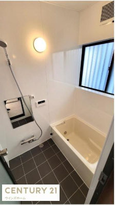 浴室 広いお風呂スペース！心と身体をリフレッシュさせる癒しの空間でもあるバスルーム！窓がついていて明るく換気もバッチリです！