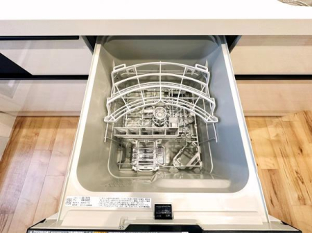 キッチン キッチンにはビルトイン食洗機を完備しました。手洗いに比べ水の使用量が少なくて済み、高温洗浄で除菌効果があり、油汚れもスッキリ！後片付けの手間が省けるので、食後はゆっくりしてくださいね。