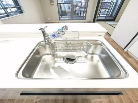 キッチン 食器や野菜などの水洗いや、シンクのお掃除がスムーズにこなせるハンドシャワーのついた水栓。浄水器一体型なので便利です！浄水を通したお水は、安心してお料理に使えますね。