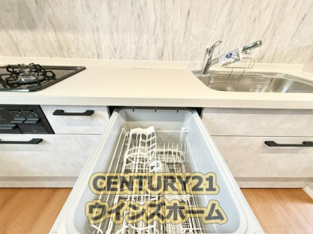キッチン 洗い物作業の救世主となる便利な食洗機付き！雑菌が発生しやすいスポンジの使用が減るので衛生的。
洗剤を使う頻度が少なくなるので手荒れの軽減にもなりますね！