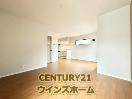リビング 窓からの日差しが明るく広々15帖のLDK！お食事を取るダイニングスペース、くつろげるリビングスペースの両方をしっかり確保！