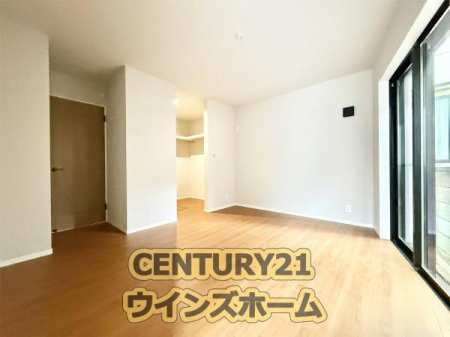 寝室 主寝室はゆっくり寛げる7.6帖！大容量のウォークインクローゼットが設置されており、整理整頓もしやすくなります！