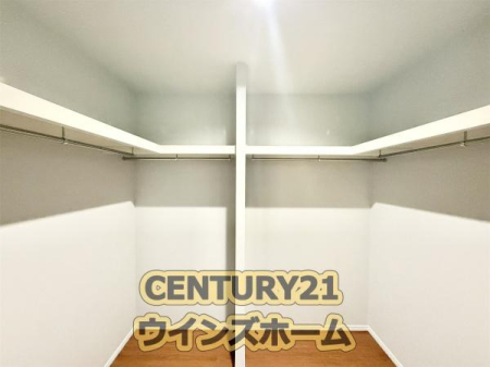 収納 荷物が多い方に嬉しいウォークインクローゼットを設置！かさばるお洋服はハンガーラックに、そして小物類などは、棚に置いて保管できます！