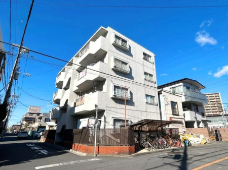 その他現地 マンションからバス停までは徒歩3分と近く、天気が悪い日や夜暗い日にも安心で便利な立地！隣の住居と離れているため生活音が気になりません。キッチン横には勝手口があり大変便利です！