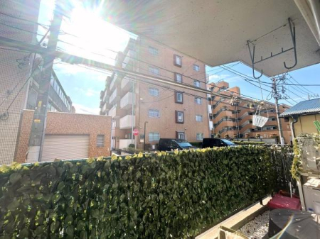 バルコニー 天気の良い日は洗濯物をカラッと乾かせるような日当たりの良い南向きにバルコニーが設置されています！