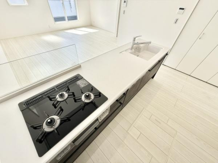 キッチン スタイリッシュなシステムキッチンは、収納力と機能性を兼ね備え、料理が楽しくなる空間。