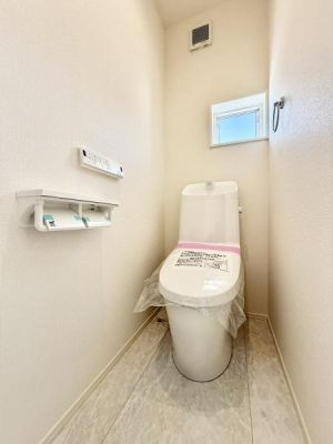 トイレ トイレは１・2階に設置され、シャワートイレが内蔵されているので使用後はスッキリ爽快！窓もあるため換気も十分おこなえます！