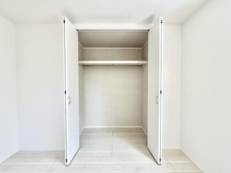 収納 全居室収納が設置されています！荷物を置く場所が確保されるのでお部屋の整理整頓もしやすくなり、快適な空間をつくりあげます！