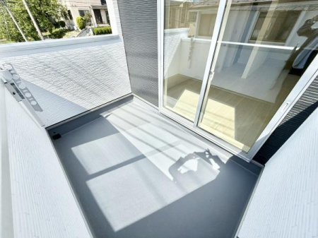 バルコニー 天気の良い日は洗濯物をカラッと乾かせるような日当たりの良い向きにバルコニーが設置されています！