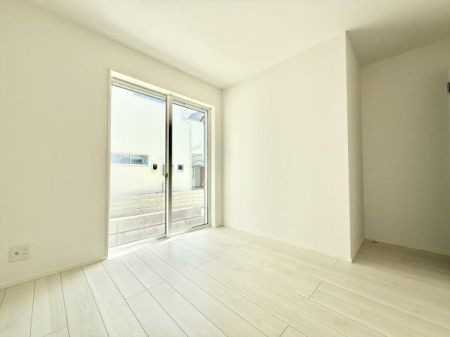 リビング以外の居室 5.1帖の納戸は収納スペースとしても、居室として家族が過ごすお部屋にしてもOK！クローゼット付きで収納もタップリ確保されています！
