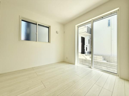 リビング以外の居室 6.3帖の納戸は収納スペースとしても、居室として家族が過ごすお部屋にしてもOK！窓から優しい陽射しが注ぎ込みます！