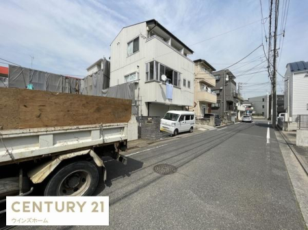 前面道路含む現地写真 利便性が高く住環境も整ったエリアで、落ち着いた快適な暮らし！南側6ｎ公道とゆったりしていて駐車もしやすいです。