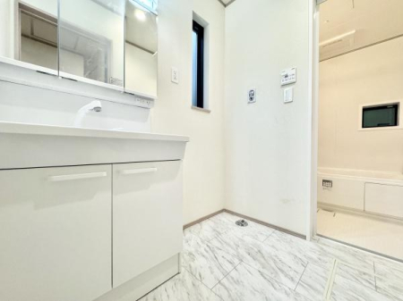 ʑEʏ OʋtʉϑB킹Ō̃X^COKB͎̌[ɂȂĂ̂ŁAׁX̂[łAXbLƂʉɁB