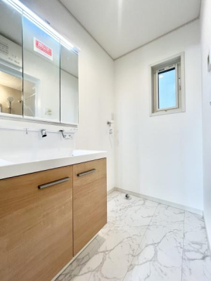 ʑEʏ OʋtʉϑB킹Ō̃X^COKB͎̌[ɂȂĂ̂ŁAׁX̂[łAXbLƂʉɁB