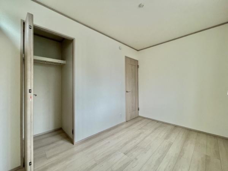 �m�� �����������F�����ƃV���v���ȃf�U�C�������̗͂m���B�N���[�[�b�g�ɂ͎��[�I�t���ŁA�ߗނ�ו����������ڂ��₷���ł��I