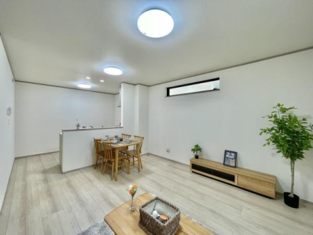 ���r���O �L�XLDK�͉Ƒ��S�����������Ƃ��낰���Ԃł��B���r���O�ƃ_�C�j���O�����R�Ɏg���������邽�߁A�l�X�ȃ��C�t�X�^�C���ɑΉ����܂�!
