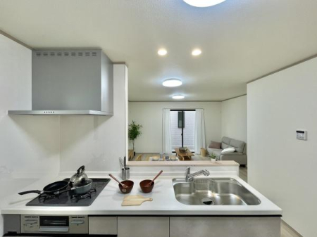 �L�b�`�� ���������ӂ��V�X�e���L�b�`���B���C�h�Ȓ�����ƖL�x�Ȏ��[�ŉƎ����X���[�Y�B�����̗����������I�ɁA�Ƒ��Ƃ̎��Ԃ������Ƒ�؂ɂł����Ԃł��B