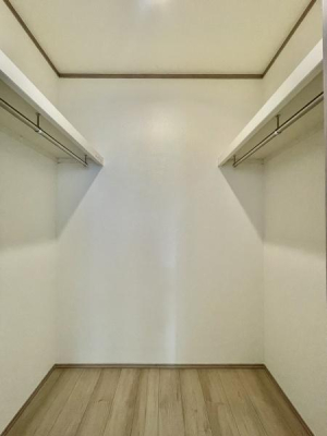 ���[ ��e�ʂ̃E�H�[�N�C���N���[�[�b�g���ݒu����Ă���A���[�X�y�[�X�L�x�ł��I