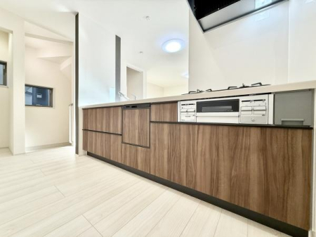 �L�b�`�� ���������ӂ��V�X�e���L�b�`���B�L�x�Ȏ��[�ŉƎ����X���[�Y�B�����̗����������I�ɁA�Ƒ��Ƃ̎��Ԃ������Ƒ�؂ɂł����Ԃł��B