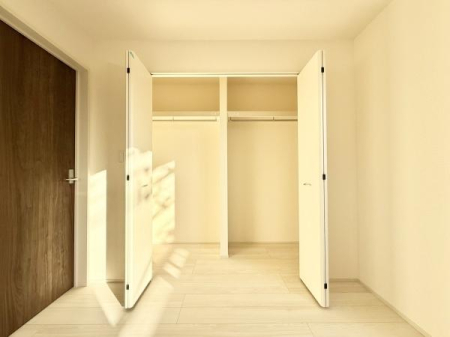 ���[ �N���[�[�b�g���S���ݒu����Ă���A���������X�b�L���Еt���܂��B