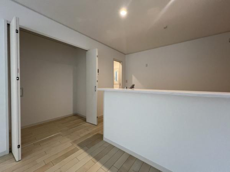 ���[ �L�b�`���ɂ͑�^�p���g���[���[���ݒu����܂����I�����Ɠd��H��A�퉷�ł̕ۑ����\�ȐH�ƂȂǂ̎��[�ɖ𗧂��܂��B