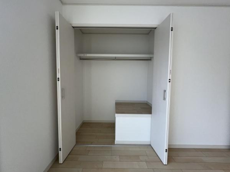 ���[ �N���[�[�b�g���ݒu����Ă��܂��I�ו���u���ꏊ���m�ۂ����̂ł������̐������ڂ����₷���Ȃ�A���K�ȋ�Ԃ����肠���܂��I