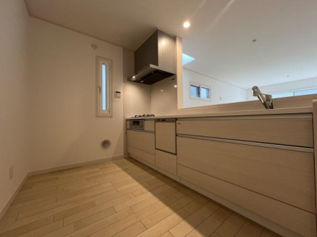 �L�b�`�� ���r���O�ɂȂ���A�J���I�Ő������ꂽ�L�b�`���X�y�[�X�B�ڂ̑O�ɉƑ��̗l�q�������Ȃ��痿�����ł���z�u�́A�q��Ē��̂��ƒ�ɂ��҂�����B