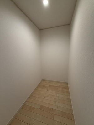 ���[ �L�b�`���ɂ͑�^�p���g���[���[���ݒu����܂����I�����Ɠd��H��A�퉷�ł̕ۑ����\�ȐH�ƂȂǂ̎��[�ɖ𗧂��܂��B