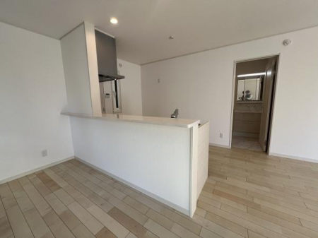 �L�b�`�� ���r���O�ɂȂ���A�J���I�Ő������ꂽ�L�b�`���X�y�[�X�B�ڂ̑O�ɉƑ��̗l�q�������Ȃ��痿�����ł���z�u�́A�q��Ē��̂��ƒ�ɂ��҂�����B