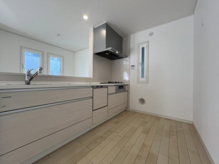 �L�b�`�� �X�^�C���b�V���ȃV�X�e���L�b�`���́A���[�͂Ƌ@�\�������˔����A�������y�����Ȃ��ԁB���r���O�ƂȂ��郌�C�A�E�g�����͂ł��B