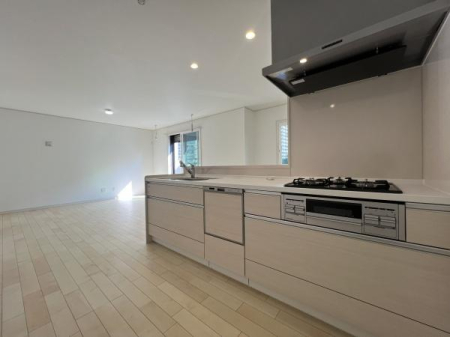 �L�b�`�� ���r���O�ɂȂ���A�J���I�Ő������ꂽ�L�b�`���X�y�[�X�B�ڂ̑O�ɉƑ��̗l�q�������Ȃ��痿�����ł���z�u�́A�q��Ē��̂��ƒ�ɂ��҂�����B