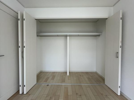 ���[ �N���[�[�b�g���ݒu����Ă��܂��I�ו���u���ꏊ���m�ۂ����̂ł������̐������ڂ����₷���Ȃ�A���K�ȋ�Ԃ����肠���܂��I