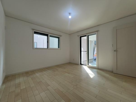 �m�� �����������F�����ƃV���v���ȃf�U�C�������͂�8���m���B�N���[�[�b�g�t���ŁA�ߗނ�ו��̐������ڂ����₷���A�g������̗ǂ����K��Ԃł��B