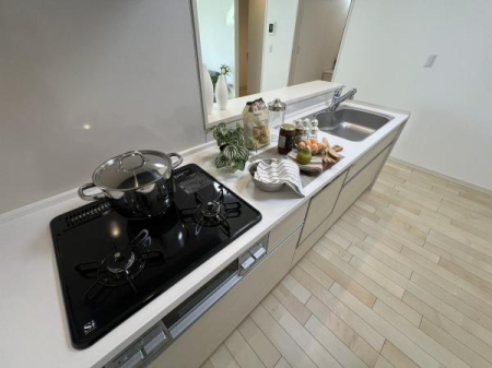 �L�b�`�� ���r���O�ɂȂ���A�J���I�Ő������ꂽ�L�b�`���X�y�[�X�B�ڂ̑O�ɉƑ��̗l�q�������Ȃ��痿�����ł���z�u�́A�q��Ē��̂��ƒ�ɂ��҂�����B