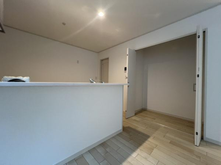 ���[ �L�b�`���ɂ͑�^�p���g���[���[���ݒu����܂����I�����Ɠd��H��A�퉷�ł̕ۑ����\�ȐH�ƂȂǂ̎��[�ɖ𗧂��܂��B