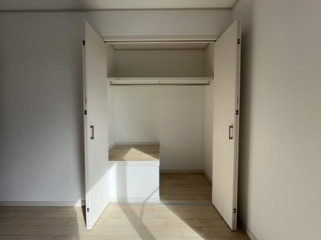 ���[ �N���[�[�b�g���ݒu����Ă��܂��I�ו���u���ꏊ���m�ۂ����̂ł������̐������ڂ����₷���Ȃ�A���K�ȋ�Ԃ����肠���܂��I